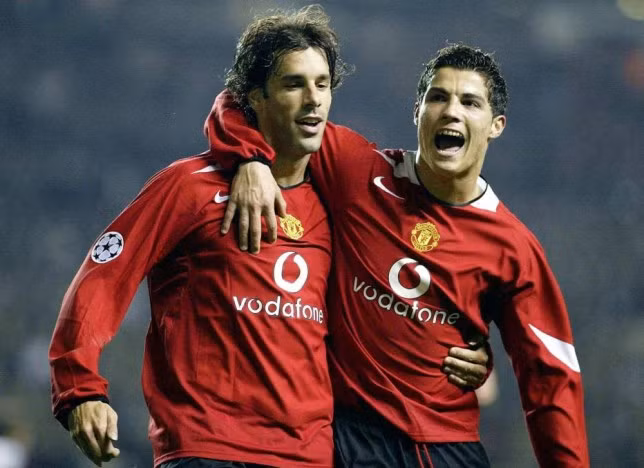 Van Nistelrooy (trái) từng cùng Ronaldo "chinh chiến" trong màu áo Man United. Ảnh: PA.