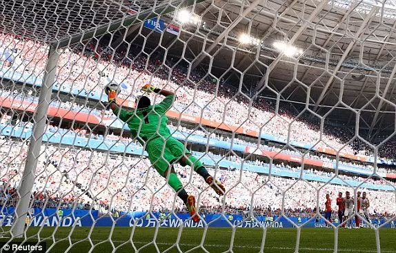 Navas đã cố hết sức vẫn không thể cứu thua cho đội nhà. Ảnh: Reuters.