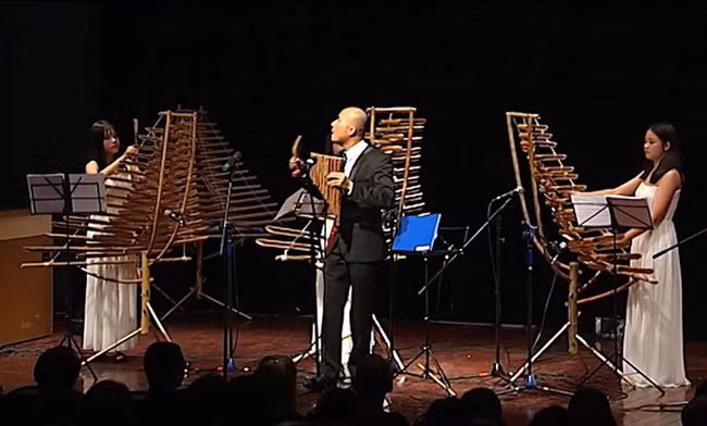 Đồng Quang Vinh và ban nhạc tre nứa “Sức sống mới”.
