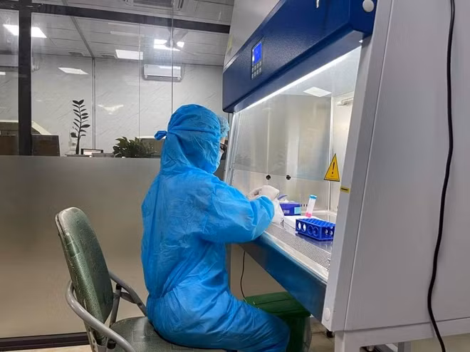Công tác xét nghiệm tại Trung tâm kiểm soát dịch bệnh Nghệ An (CDC) được triển khai nhằm đảm bảo kết quả chính xác nhất.