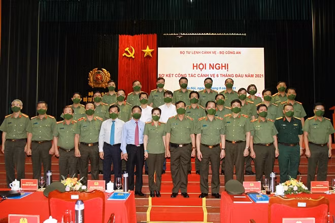 Thứ trưởng Lê Tấn Tới và các đại biểu dự Hội nghị.