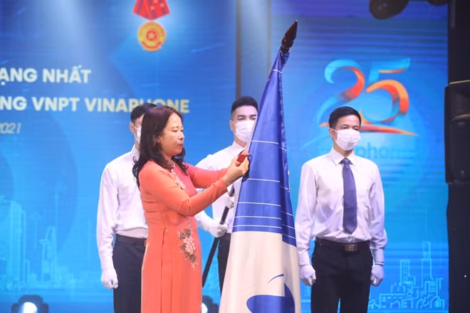 Phó Chủ tịch nước Võ Thị Ánh Xuân trao Huân chương Lao động Hạng nhất giai đoạn 2015-2019 cho Tổng công ty VNPT VinaPhone.