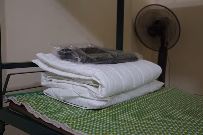 Phòng ở thoáng mát, đảm bảo những điều kiện sinh hoạt cần thiết .