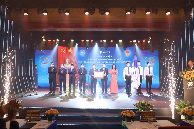 Đại diện Tổng công ty VNPT VinaPhone đón nhận Huân chương Lao động hạng Nhất giai đoạn 2015 - 2019 do Phó Chủ tịch nước Võ Thị Ánh Xuân trao tặng.