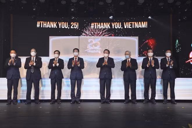 Lãnh đạo bộ ban ngành tham dự sự kiện đón nhận huân chương lao động hạng nhất và Kỷ niệm 25 năm nhà mạng VinaPhone.