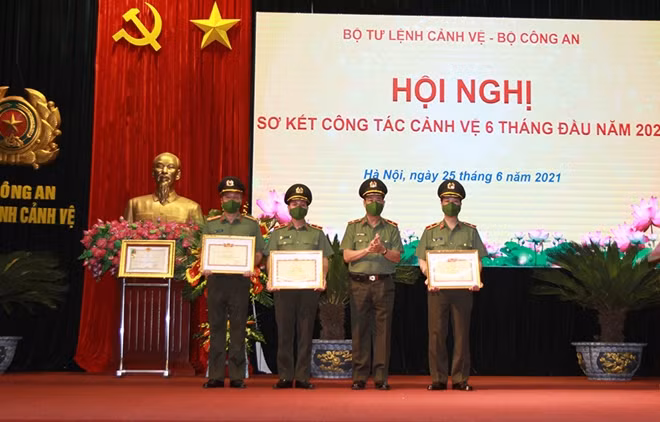 Thay mặt lãnh đạo Bộ Công an, Thứ trưởng Lê Tấn Tới trao danh hiệu “Chiến sĩ thi đua toàn lực lượng CAND” và Bằng khen của Bộ trưởng Bộ Công an tặng các đồng chí lãnh đạo Bộ Tư lệnh.