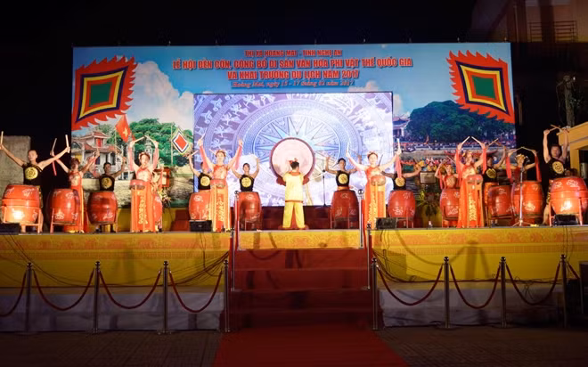 Những màn biểu diễn nghệ thuật đặc sắc trong đêm khai mạc Lễ hội đền Cờn. Ảnh Thạch Văn.