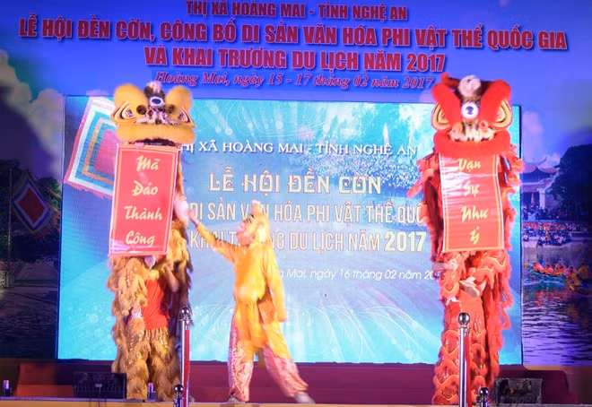 Những màn biểu diễn nghệ thuật đặc sắc trong đêm khai mạc Lễ hội đền Cờn. Ảnh Thạch Văn.