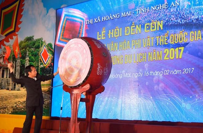 Ông Nguyễn Hữu Tuy, Chủ tịch UBND thị xã Hoàng Mai đánh trống khai hội. Ảnh Thạch Văn.
