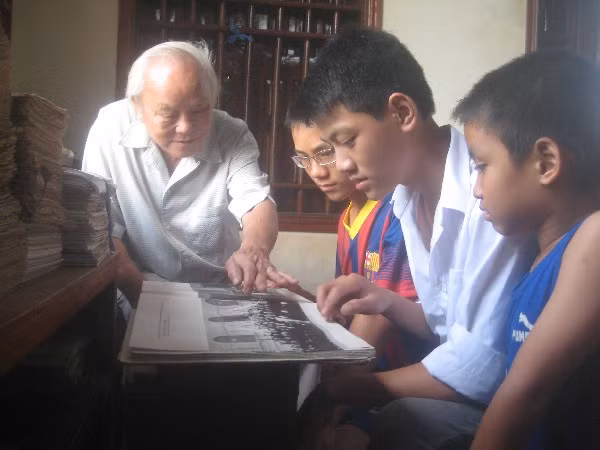 Thầy Tiêu luôn dạy con cháu học tập theo gương Bác.