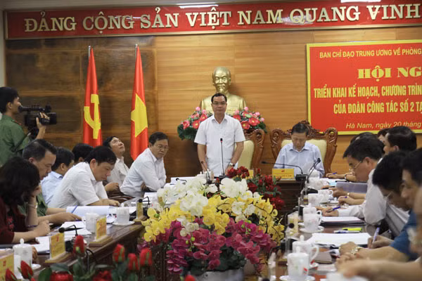 Đồng chí Nguyễn Đình Khang, Bí thư Tỉnh ủy Hà Nam tiếp thu chỉ đạo và toàn bộ nội dung các quyết định tại buổi công bố Đồng chí Nguyễn Đình Khang, Bí thư Tỉnh ủy Hà Nam tiếp thu chỉ đạo và toàn bộ nội dung các quyết định tại buổi công bố