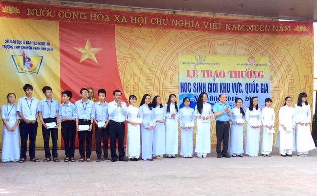 Các em học sinh giỏi được khen thưởng.