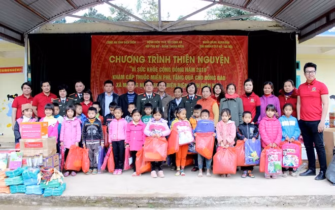 Đoàn công tác trao quà tặng các học sinh Trường Phổ thông dân tộc bán trú Tiểu học số 1 xã Mường Phăng.