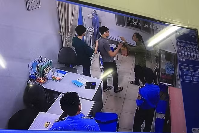 Vụ hành hung bác sĩ ở Bệnh viện Xanh Pôn gây bức xúc dư luận.