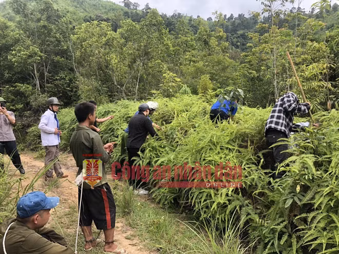 Đặng Văn Thủ đang thực nghiệm lại hiện trường sát hại anh Trung