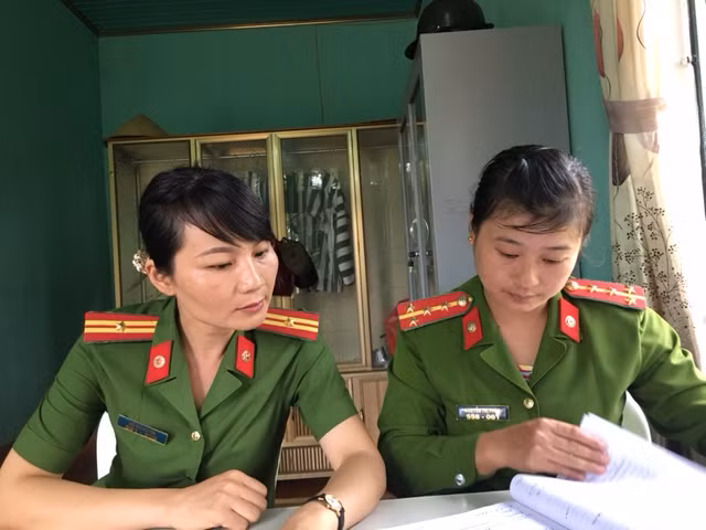 Thiếu tá Đỗ Thị Huyền, Phó đội trưởng Đội Quản giáo kiểm tra sổ giáo dục riêng phạm nhân của Đại uý Nguyễn Thị Phúc.