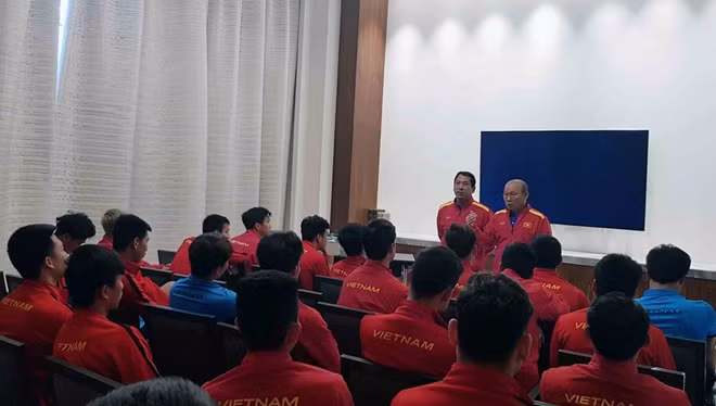 HLV Park Hang Seo căn dặn các học trò tiếp thu đầy đủ kiến thức về công nghệ mới này. Ảnh: VFF.