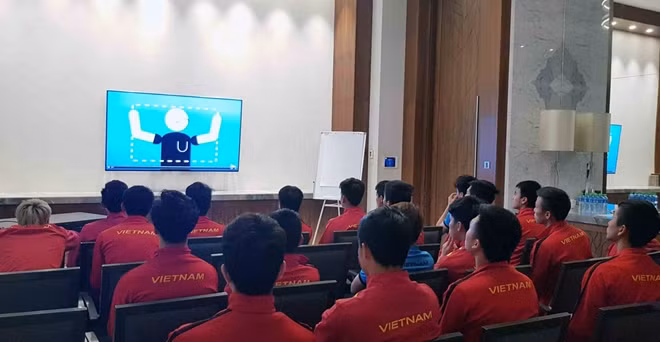 Các cầu thủ Việt Nam nghe phổ biến về công nghệ VAR vào sáng 22-1. Ảnh: VFF.