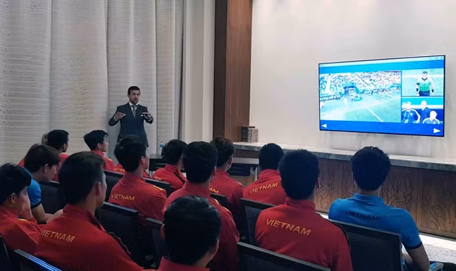 Chuyên gia của AFC giải thích cặn kẽ về các tình huống sẽ sử dụng VAR. Ảnh: VFF.