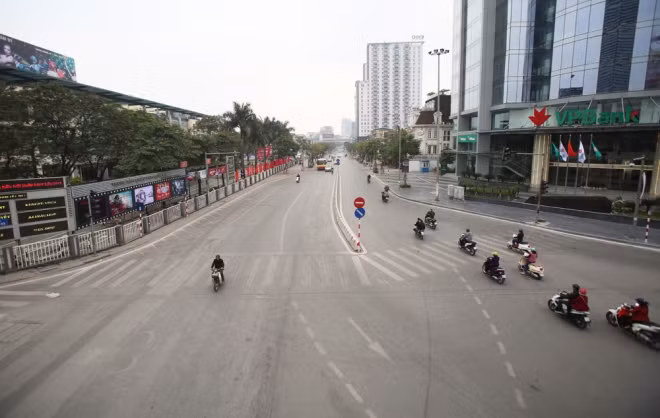 Ngày 30 Tết Đinh Dậu, đường phố Thủ đô trở nên vắng vẻ, không còn tắc đường và tiếng còi xe ồn ào như thường ngày.