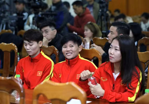 Các cầu thủ đội tuyển bóng đá nam, nữ quốc gia trong trang phục thi đấu mới. Ảnh: Hải Đăng.