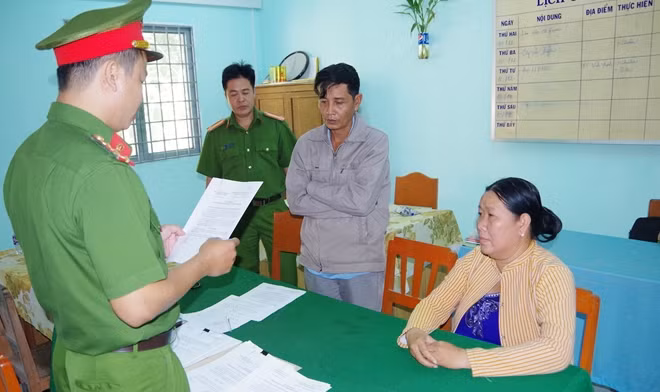 Vợ chồng Trương Văn Sơn và Đặng Thị Nga tại cơ quan điều tra.