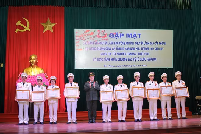 Đại tá Nguyễn Văn Trung -Giám đốc Công an tỉnh trao Huân chương bảo vệ Tổ quốc hạng Ba cho các cá nhân có thành tích xuất sắc trong huấn luyện, phục vụ chiến đấu.