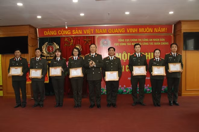 Thiếu tướng Bùi Minh Giám trao danh hiệu đơn vị quyết thắng và chiến sỹ thi đua cấp cơ sở tại hội nghị.