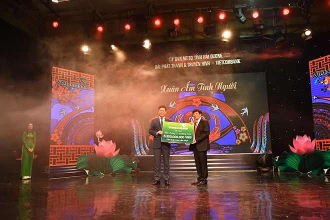 Đ/c Phạm Mạnh Thắng - Phó Tổng giám đốc Vietcombank (bên trái) trao gói tài trợ 8,3 tỷ đồng hỗ trợ xây dựng trường Mầm non xã Lê Lợi và trường tiểu học Cẩm Đông, Huyện Cầm Giàng tỉnh Hải Dương