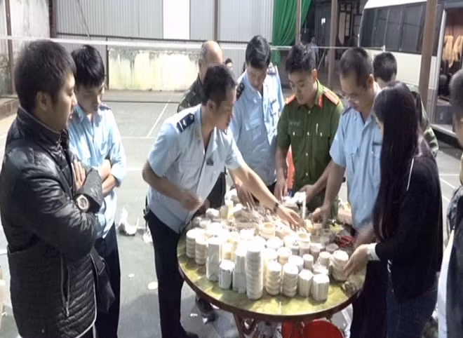 Kiểm tra tang vật thu giữ .