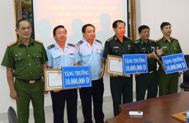 Phòng Cảnh sát điều tra tội phạm về ma túy nhận khen thưởng của UBND tỉnh Tây Ninh.