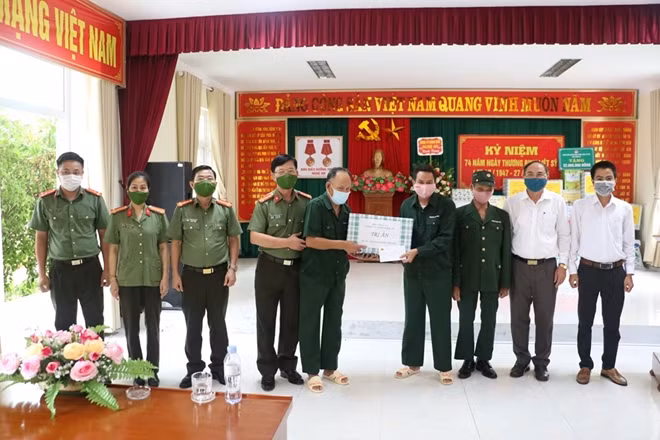 Công an tỉnh Nghệ An tặng quà khu điều dưỡng thương binh tâm thần kinh Nghệ An.