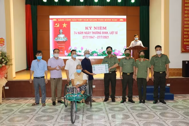 Công an tỉnh tặng quà Trung tâm điều dưỡng thương binh