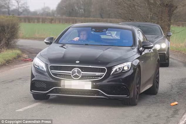 Victor Lindelof cũng sở hữu một chiếc Mercedes đời mới. Ảnh: DM.