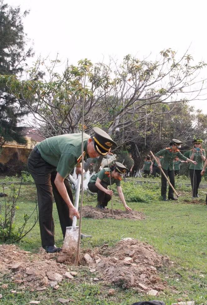 CBCS Đoàn Công tác tham gia trồng cây tại Huyện đảo.