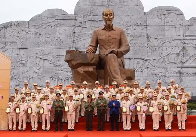 Các cá nhân vinh dự được nhận biểu trưng chứng nhận Bí thư chi đoàn tiêu biểu trong CAND cho các cá nhân.
