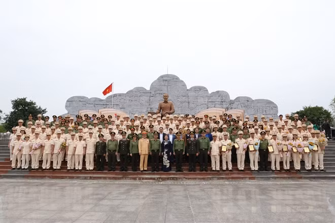 Các đại biểu dự buổi lễ.