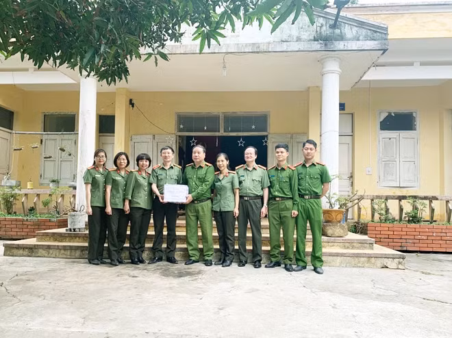 Đoàn công tác thăm, tặng quà Công an huyện đảo Bạch Long Vĩ.