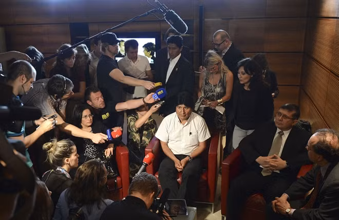 Ông Evo Morales (ngồi giữa) nói chuyện với giới truyền thông tại sân bay ở Vienna, Áo, ngày 3-7-2013.