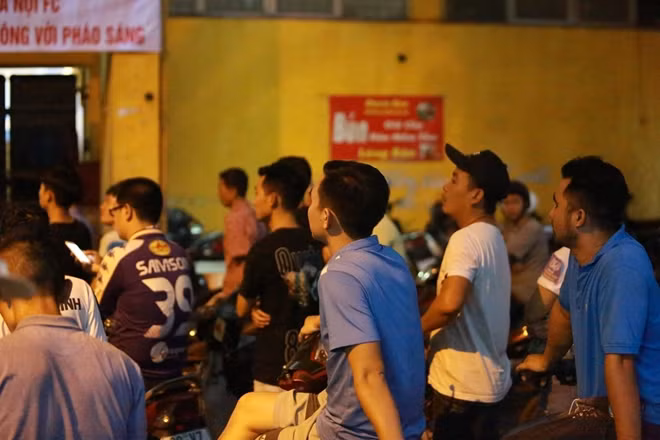 Càng gần đến giờ bóng lăn càng đông người xem.