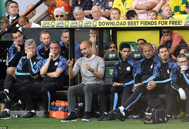 Chứng kiến sự bất lực của các học trò dưới sân, HLV Pep Guardiola cũng không còn biết làm gì hơn ngoài việc chấp nhận thất bại. Ảnh: PA.