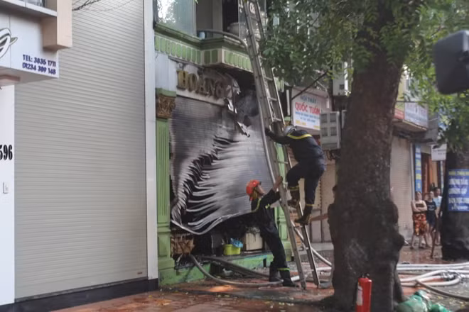 Người dân địa phương phát hiện lửa, khói từ ngôi nhà sau đó bùng lên dữ dội đã hô hoán nhau thông báo cho những người bên trong.
