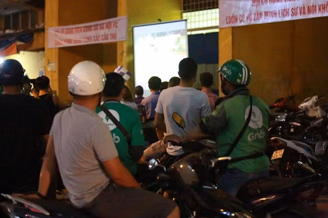 Tại một góc khác bên ngoài sân Hàng Đẫy, nhiều CĐV của CLB Hà Nội tự tổ chức địa điểm xem tập thể trận derby Thủ đô.