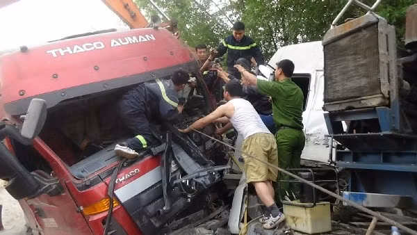 Tổ chức cứu hộ, cứu nạn trong một vụ tai nạn giao thông.
