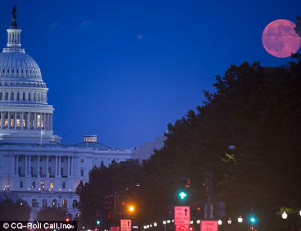 Siêu trăng đi qua đồi Capitol, Mỹ. Ông Obama sẽ được chứng kiến siêu trăng tại Nhà Trắng trong vài tháng cuối của nhiệm kỳ điều mà 18 năm nữa một Tổng thống Mỹ mới có cơ hội. Ảnh: Reuters