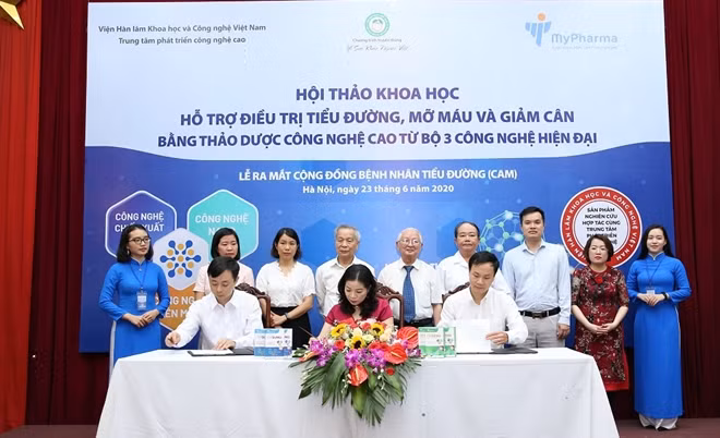 Ths. Bá Thị Châm ký kết chuyển giao công nghệ cho Công ty MyPharma để sản xuất sản phẩm hỗ trợ điều trị đầy lùi tiểu đường, mỡ máu.