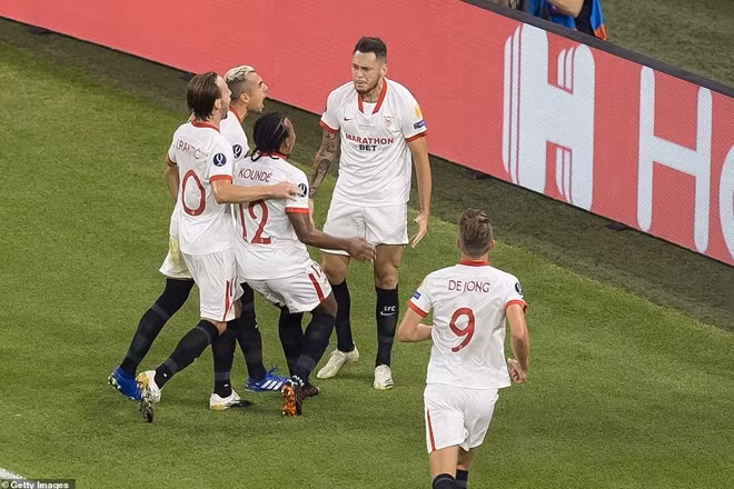 Ngôi sao người Mexico ăn mừng với các đồng đội sau khi phá dưới đương kim vô địch Bundesliga.