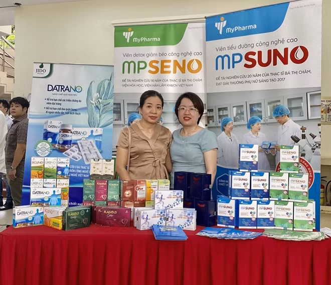 Ths. Bá Thị Châm và bà Lê Phương Dung – Chủ tịch HĐQT Công ty MyPharma - đơn vị nhận chuyển giao công nghệ của Ths. Bá Thị Châm.