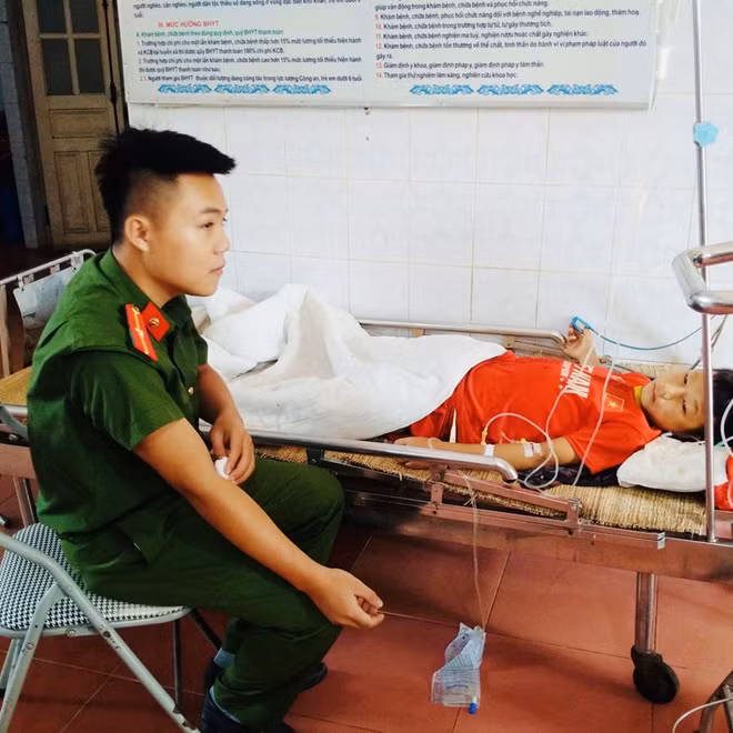 Thiếu úy Vi Văn Thắng đang trực tiếp hiến máu cho bệnh nhân Sung Văn Dế.