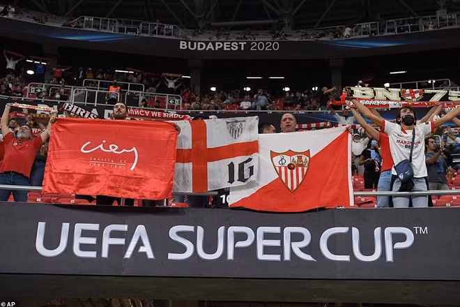 Các CĐV của Sevilla lặn lội từ Tây Ban Nha tới Budapet để tận mắt theo dõi đội nhà thi đấu.